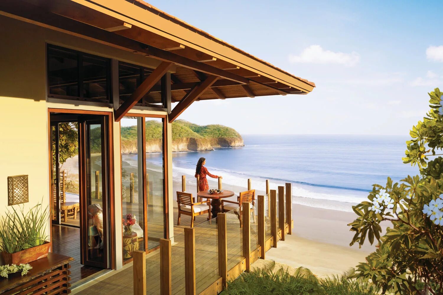 Террасе в жизни. Mukul Beach, Golf & Spa Resort.. Веранда с видом на океан. Уютный домик на берегу моря. Деревянный дом с видом на море.