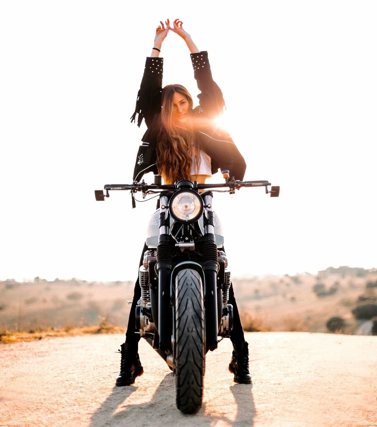 Девушка на мотоцикле. Фотосет на мотоцикле. Девушка едет на мотоцикле. Про девушку на мотоцикле