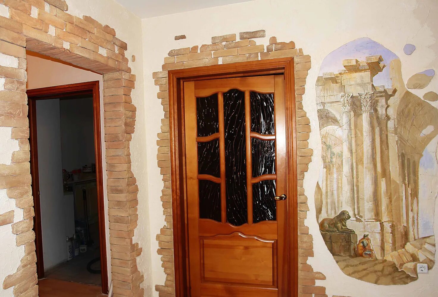 отделка проема декоративным камнем. отделка стен декоративным камнем. декоративная плитка в коридоре. полуколонны европласт в интерьере. арки в интерьере.