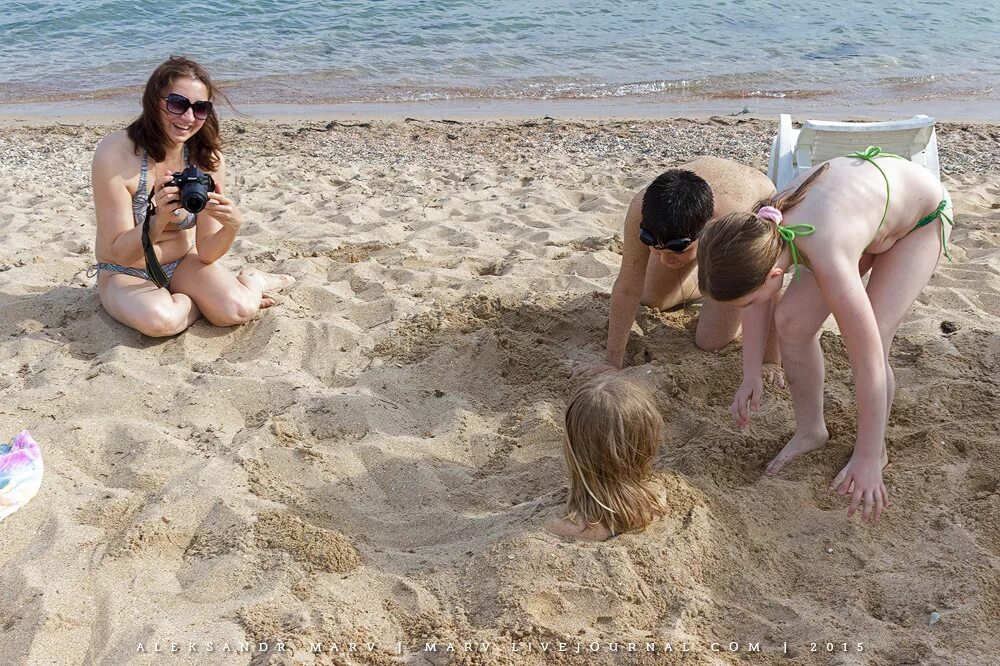Мамы на нудиском пляже. Детские снимки на нудистком пляже. Нудистский дитя. Праздник нудизма. Детство нудистское.