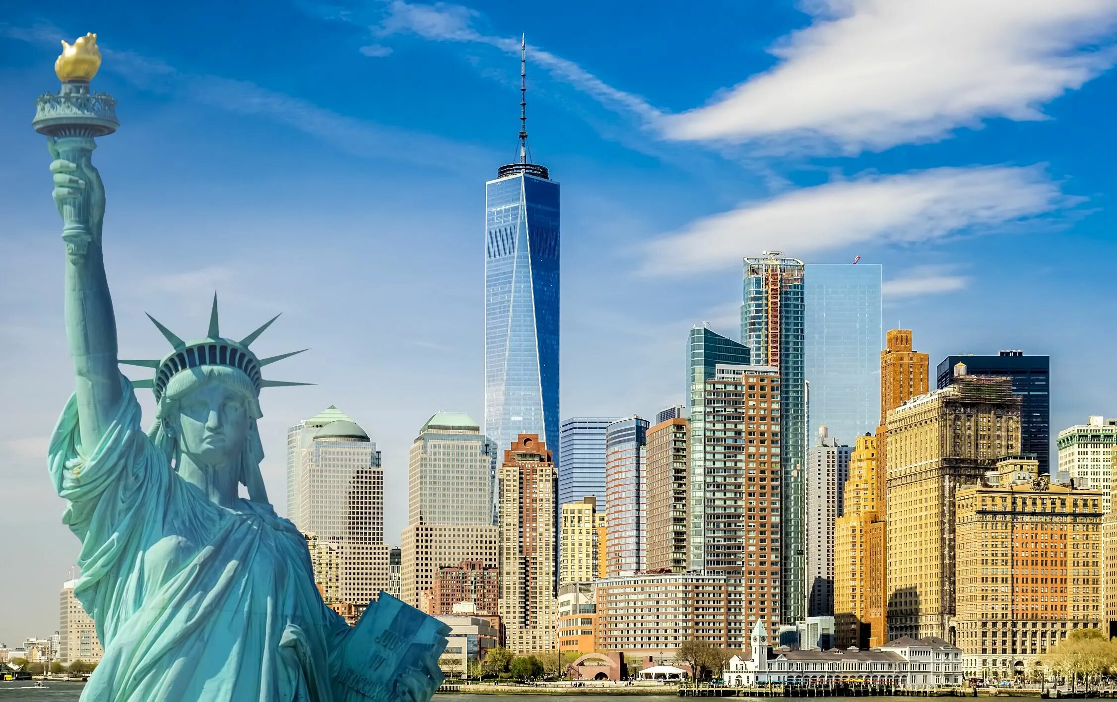 В какой стране находится достопримечательность. Статуя свободы Нью-Йорк. Манхэттен статуя свободы. Нью-Йорк Сити статуя свободы. Статуя свободы на фоне Нью-Йорка.