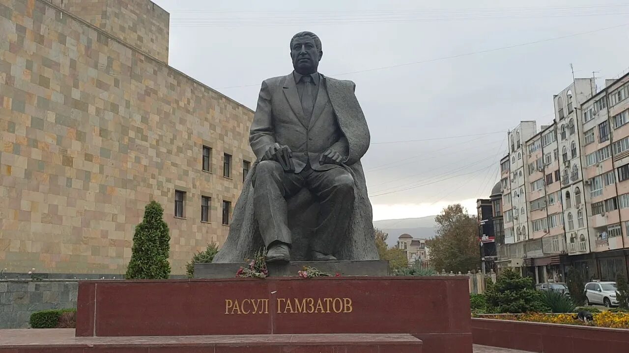 Памятник гамзатову в махач. Памятники расула гамзатова в дагестане. Махачкала достопримечательности памятник расулу гамзато. Памятник расула гамзатова мах. Проспект расула гамзатова.