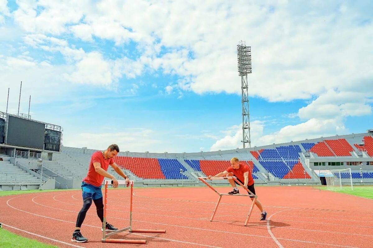 Зеленогорск стадион легкоатлетический. Спортсмены на стадионе. Центральный стадион легкая атлетика. Большие спортивные мероприятия стадион.