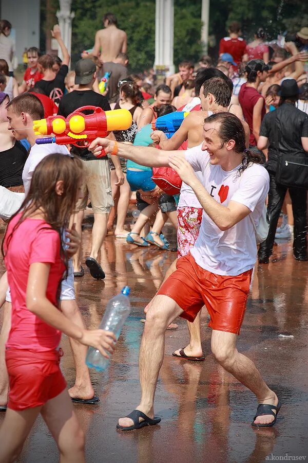 Water fights. Водная битва ВДНХ. Битва на водяных пистолетах. Водная битва ВДНХ 2010. Водная битва в лагере.