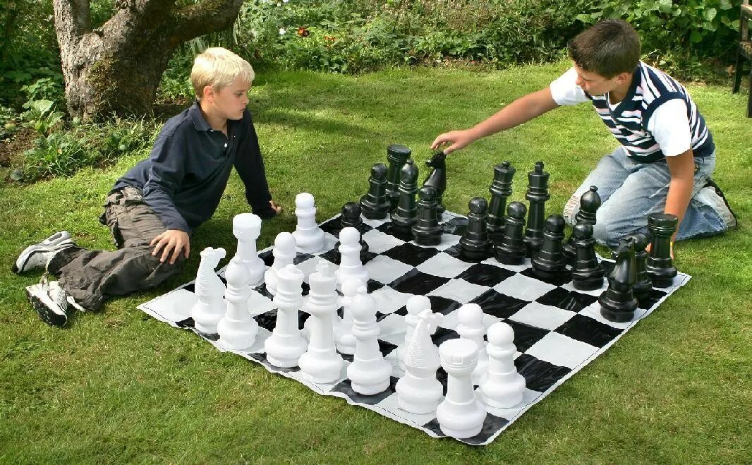 На шахматном поле. Шахматные фигуры. На шахматном поле. Шахматная доска. Шахматные фигуры на темном фоне.