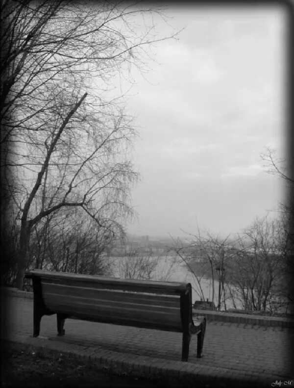 Одинокая скамейка. Одиночество на скамейке. Грустная лавочка. Пейзаж настроения грустный. Наводящий скуку