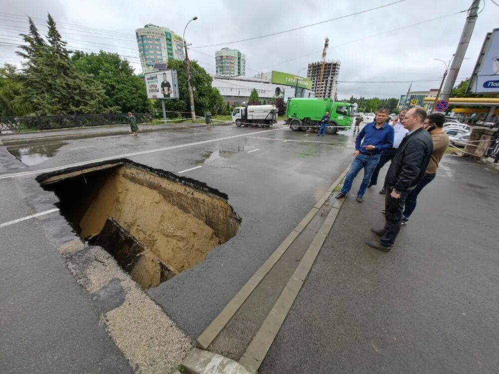 Симферополь мост на улице Толстого. В Симферополе обрушился мост. Мост на Толстого Симферополь провалился. Мост провалился.