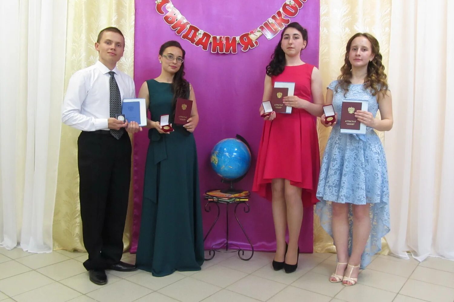 выпускники 75 года. школа 1940. выпускной класс 1985. выпускники 1980 года алтунинская средняя школа. выпускники 1978 нивина.