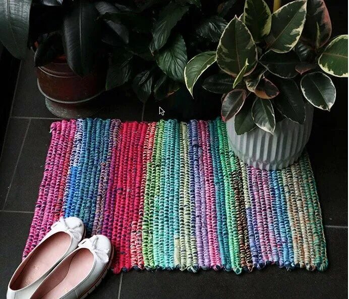 Коврик из помпонов. Коврик из подручных материалов. Как сделать дома коврик. Коврик из помпончиков из пряжи. Коврик из подручных материалов.