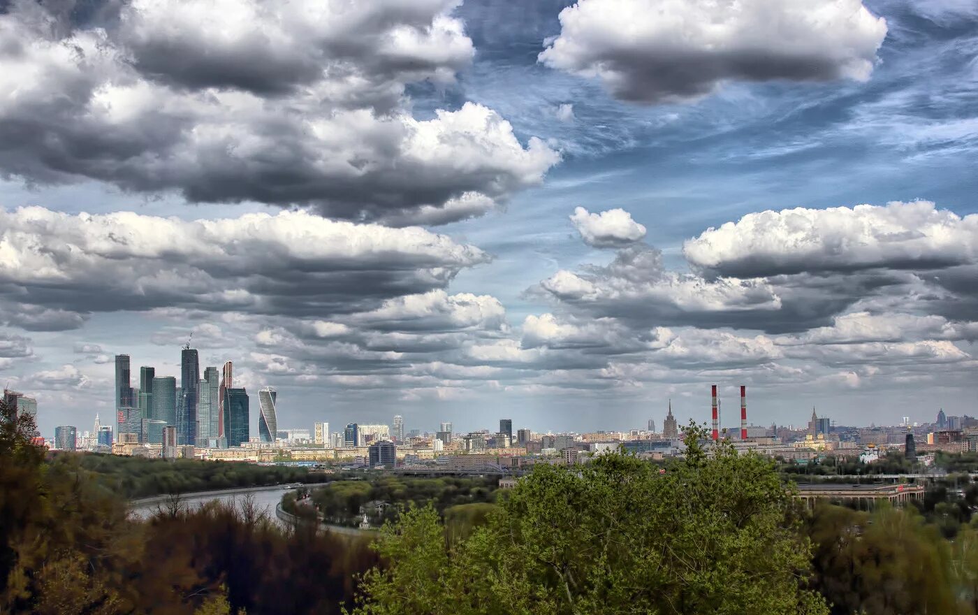 Облака над городом. Панорама города. Небо город. Панорама Москвы. Ветер г москва