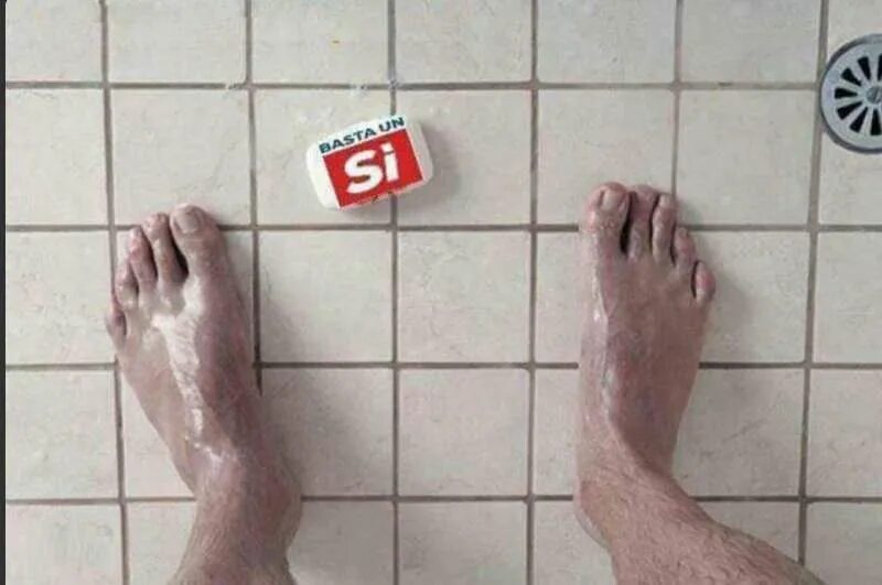 Парень уронил мыло. Уронил мыло в тюрьме гиф. Уронил мыло. Афроамериканец в тюрьме. Мыло мем.