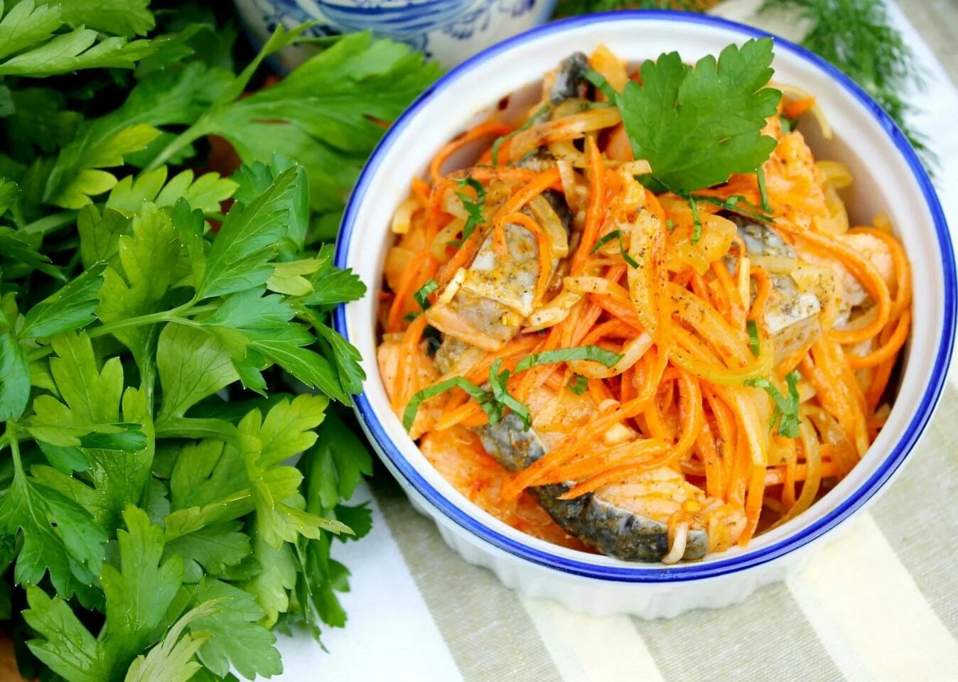 Щука по корейски с морковью. Корейские морковь Хе. Рыбное Хе по-корейски. Корейский салат с рыбой Хе. Корейская морковь с рыбой.
