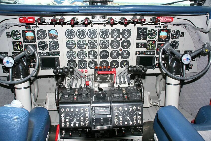 Dc 7.4. Douglas DC-6 Cockpit. Douglas dc6 кабина. Douglas DC-6 салон. Dc7 кабина.