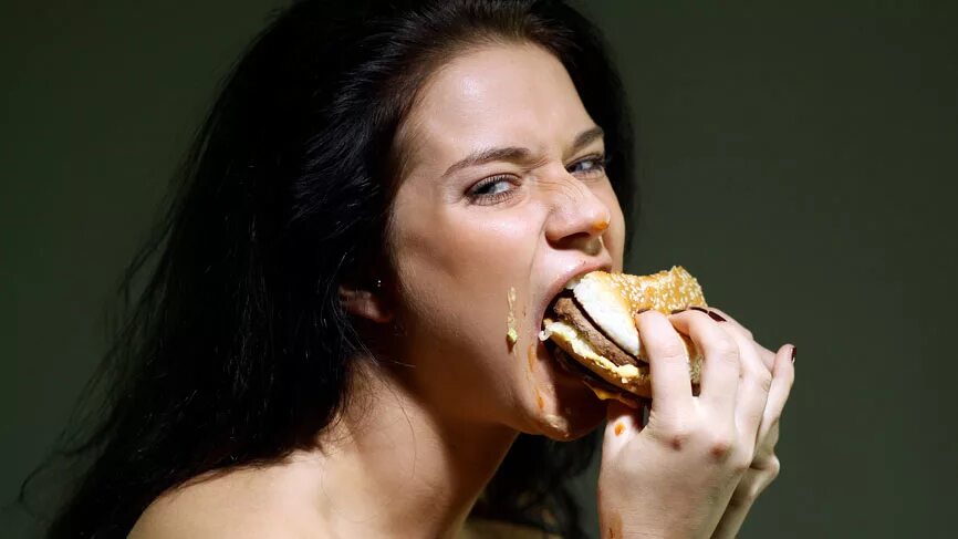 Девушка рот приму. Жевание жвачки. Девушка эскимо красивая. Девушка рот приму. Девушка рот приму.