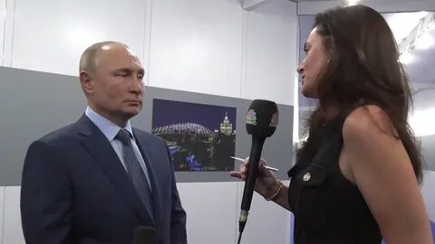 Журналистка берет интервью