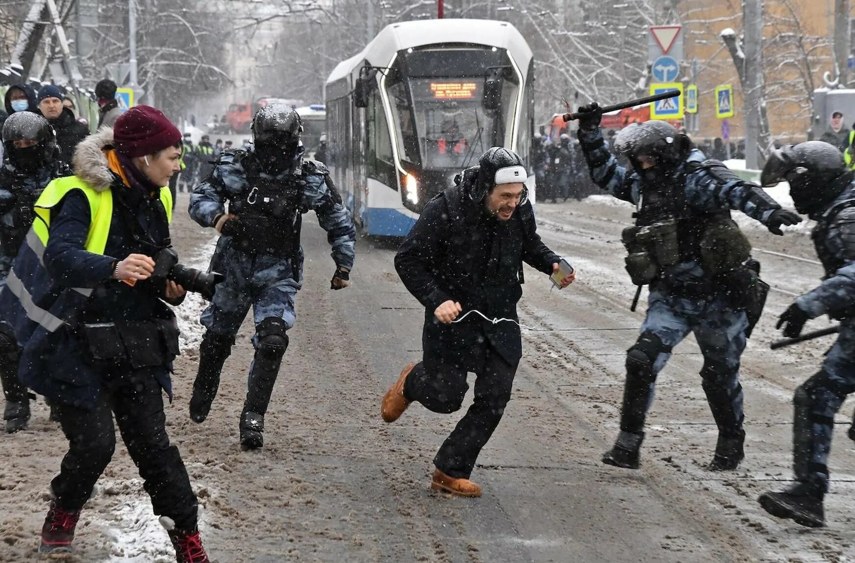 Митинг доклад. ОМОН избивает протестующих.