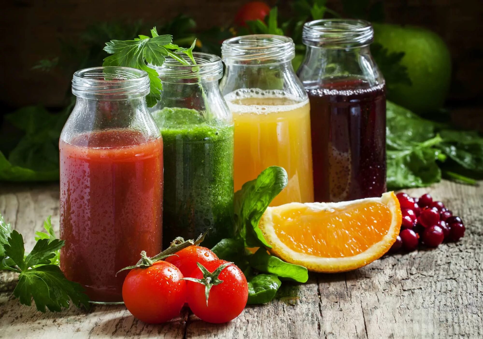 Соковую продукцию из фруктов и овощей. Натуральный сок. фруктовый сок. фруктовые и овощные соки. свежевыжатый сок.