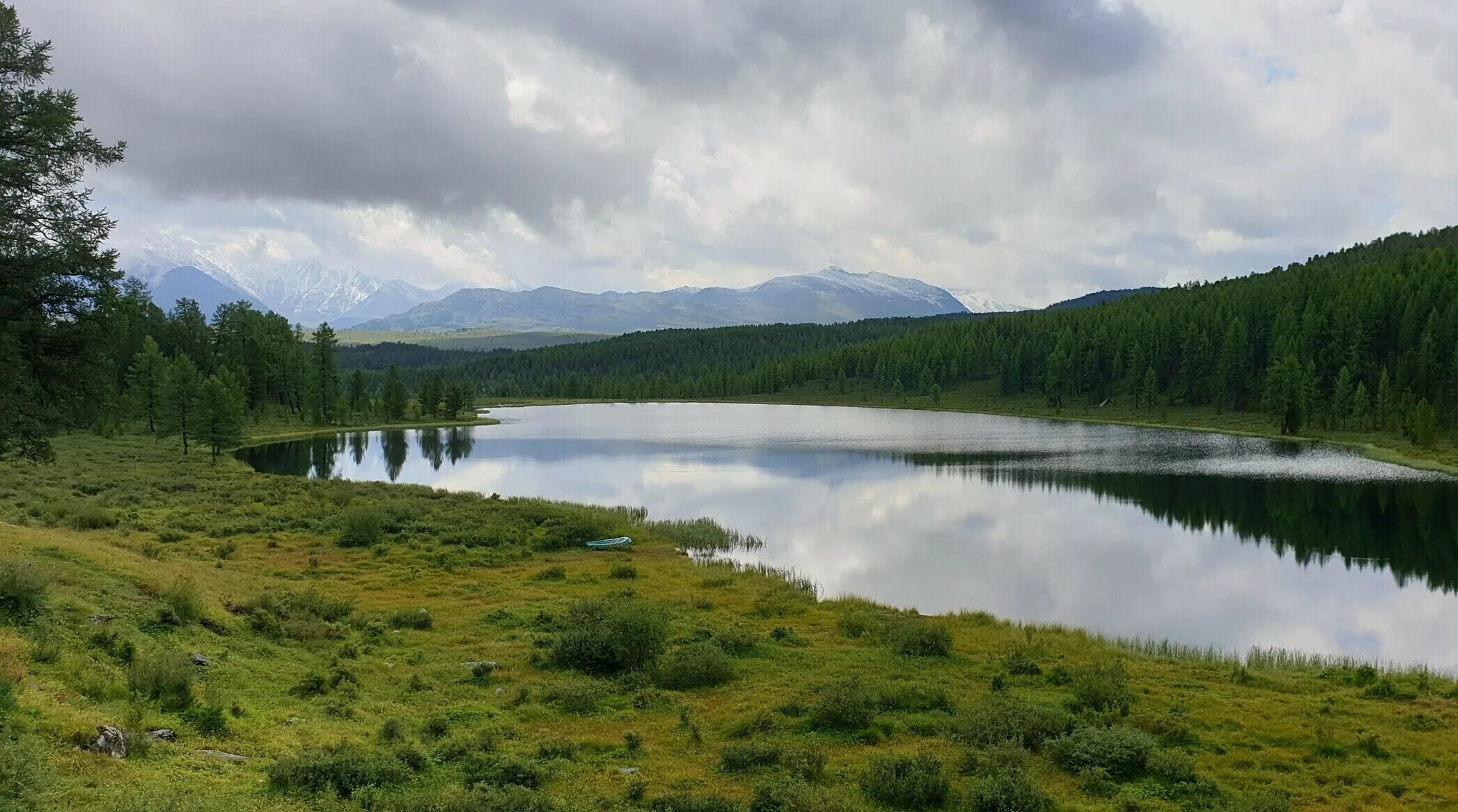 Улаганских озерах. Озеро Джулукуль Алтай. Озеро Киделю горный Алтай. Улаганский перевал горный Алтай. Улаганские озера горный Алтай.