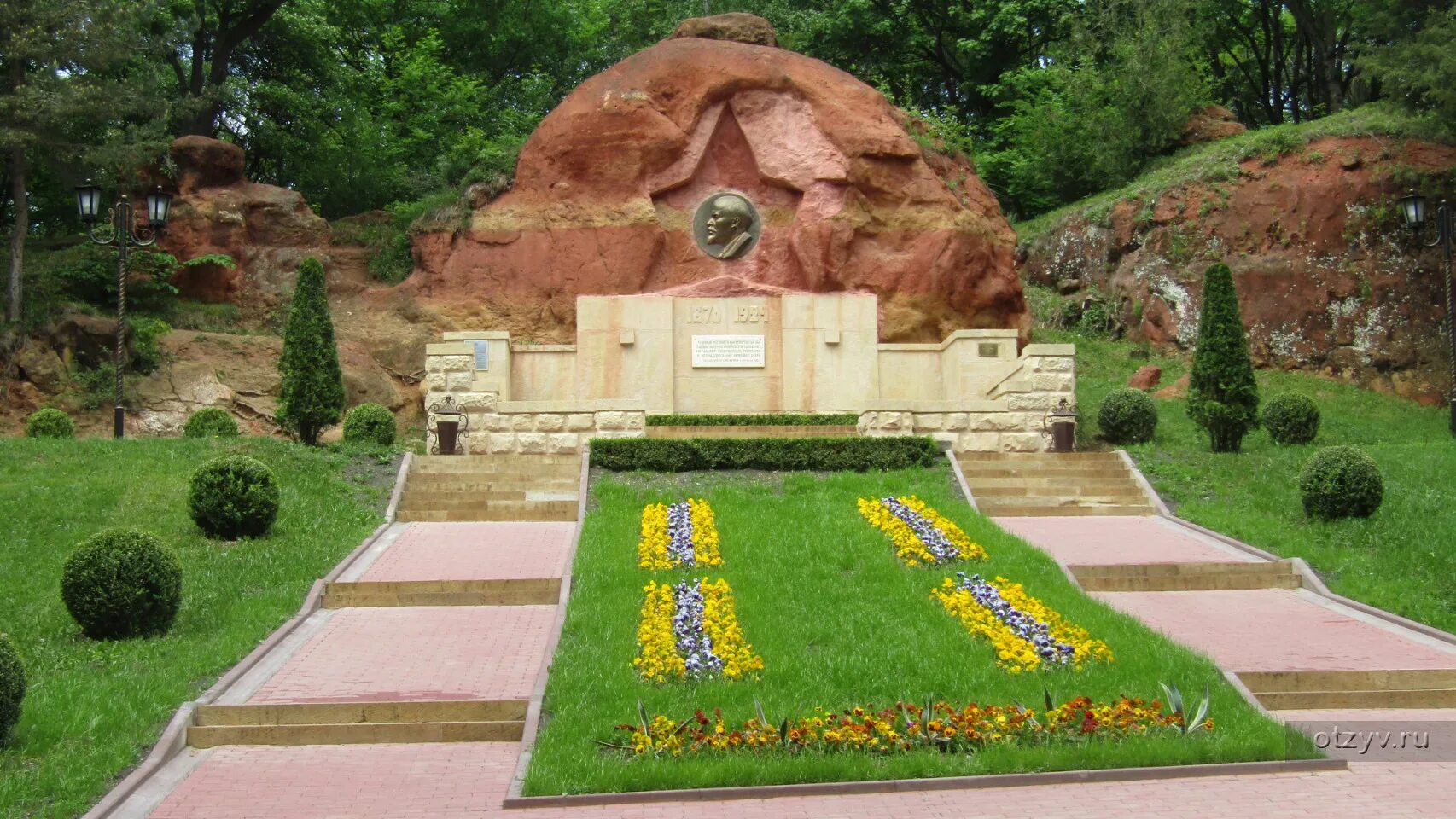 Мае пятигорск сайт. Комсомольский парк Кисловодск. Комсомольский парк Пятигорск. Комсомольский парк Кисловодск СССР. Кисловодский парк в мае.