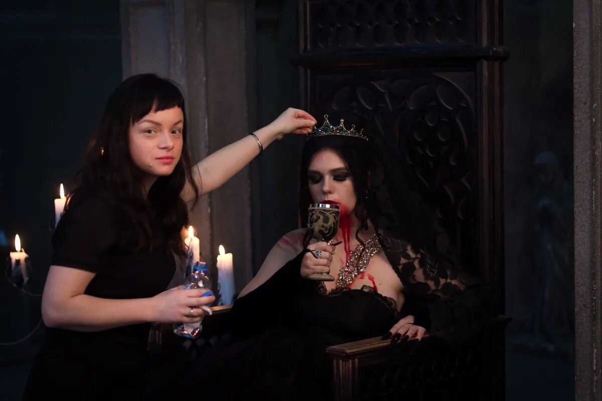 Эстер торпиль gothic. Дракула женщина картинки. Дракула женщина. Микаэла берку дракула. Дракула женщина.