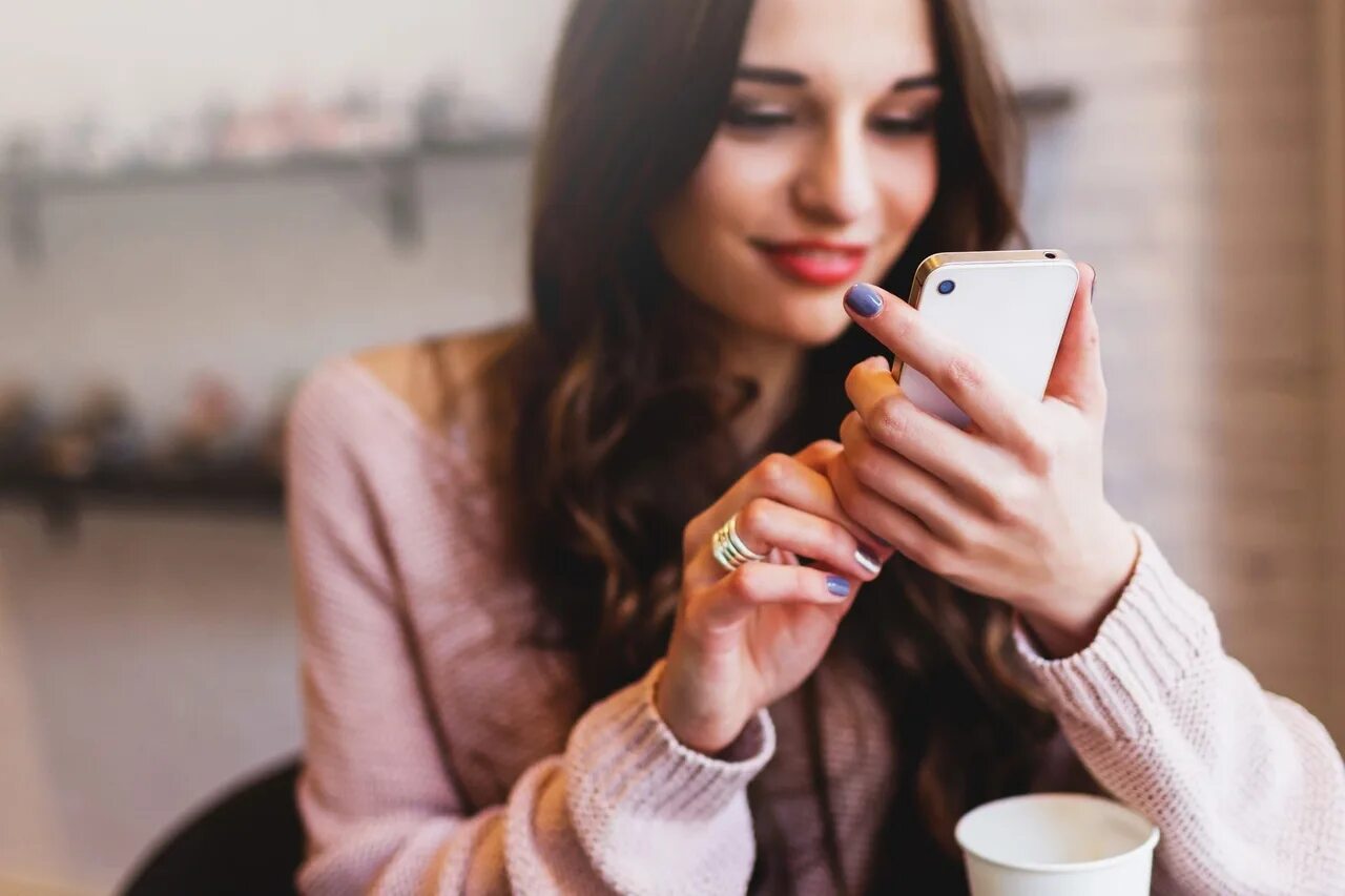 Девушка в красном берете. Красивые француженки. Девушка с айфоном. Девушка в шапке портрет. Девушка которая берет в тот.