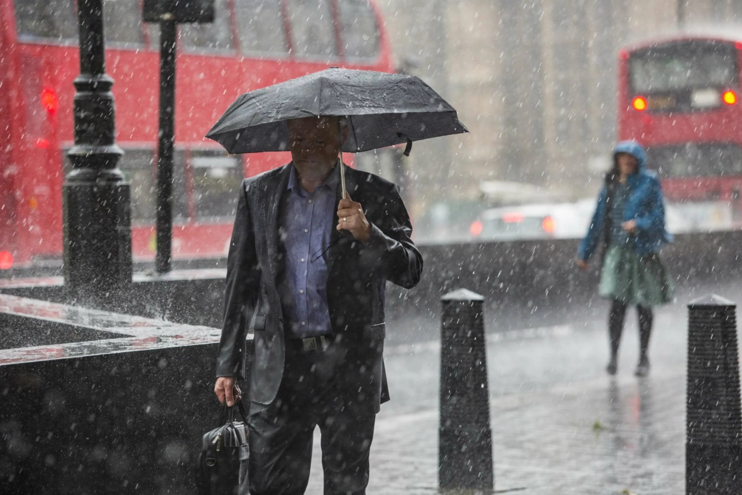 It s raining heavily. Дождь в Великобритании. Человек под дождем. Дождливый Лондон. Дождь в Лондоне.