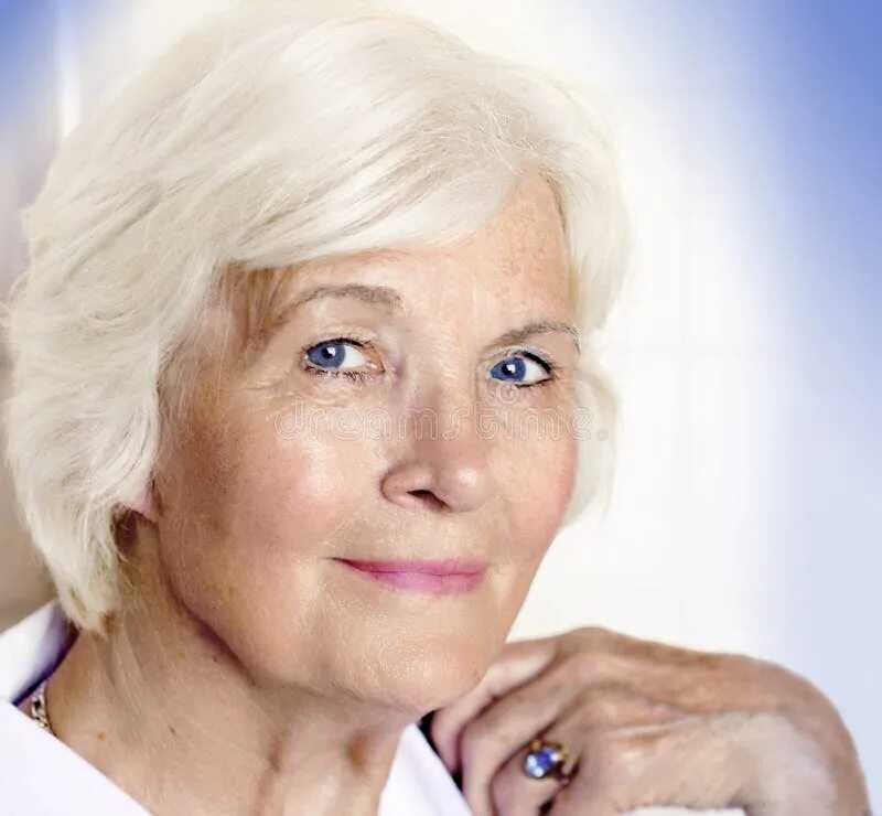 Возраст 70 лет для женщины. Элегантная одежда для пожилых. Ольга кондрашова модель oldushka. Модель олдушка ольга кондрашева. Хелен миррен лореаль.