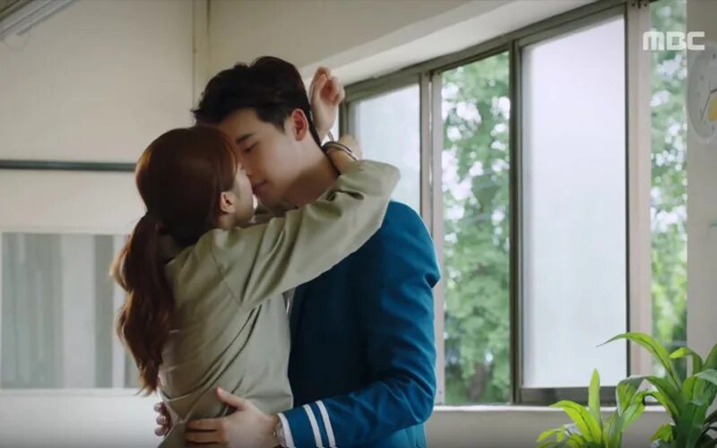 Дорама потом пей. Lee Jong Suk Kiss. Бесконечный август дорама. Следующая остановка счастье дорама поцелуй.