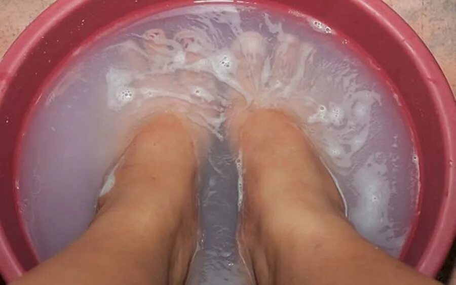 Ноги держать холодной воде. Ноги в тазу.