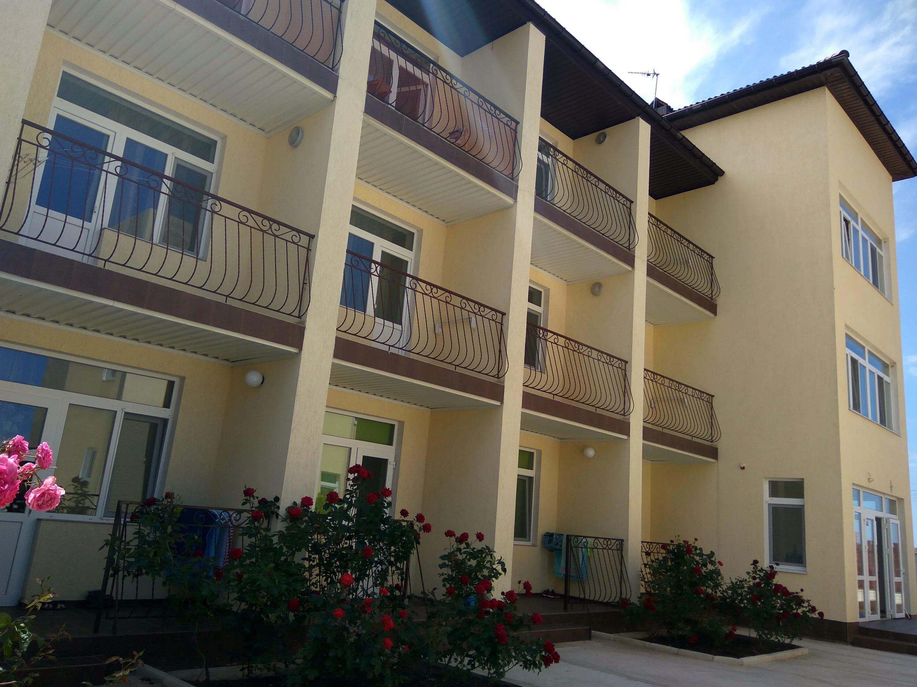 Алиса в стране чудес домик. Умный дом от яндекс. Гостевой дом алиса привет фото. Alisa dom. Яндекс станция алиса умный дом.