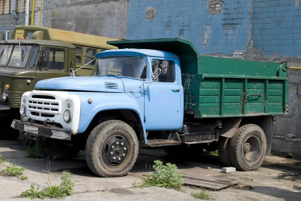 Сколько стоит зил 130. ЗИЛ-130 грузовой. ЗИЛ 130 самосвал. ЗИЛ 130 бортовой самосвал. ЗИЛ-130 грузовой самосвал.