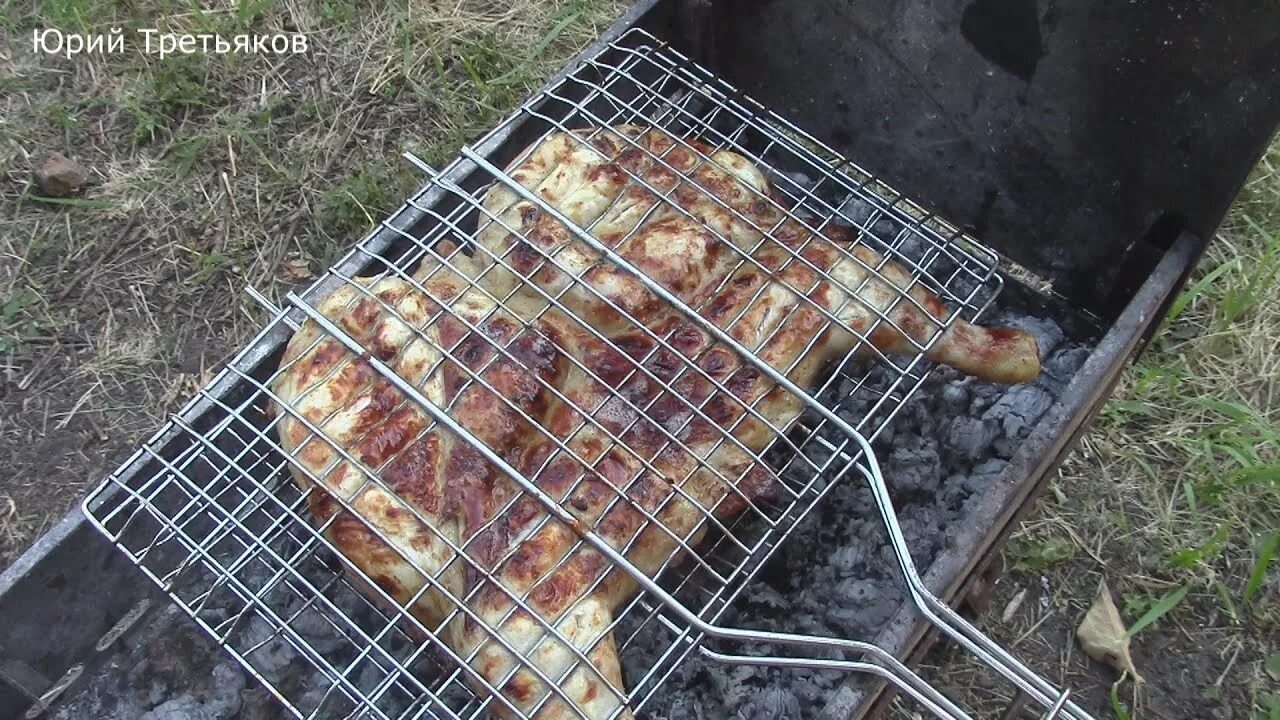 Курица на костре рецепт. Курица на мангале. Цыплёнок табака на мангале на решетке. Курица на углях. Курица на мангале целиком.