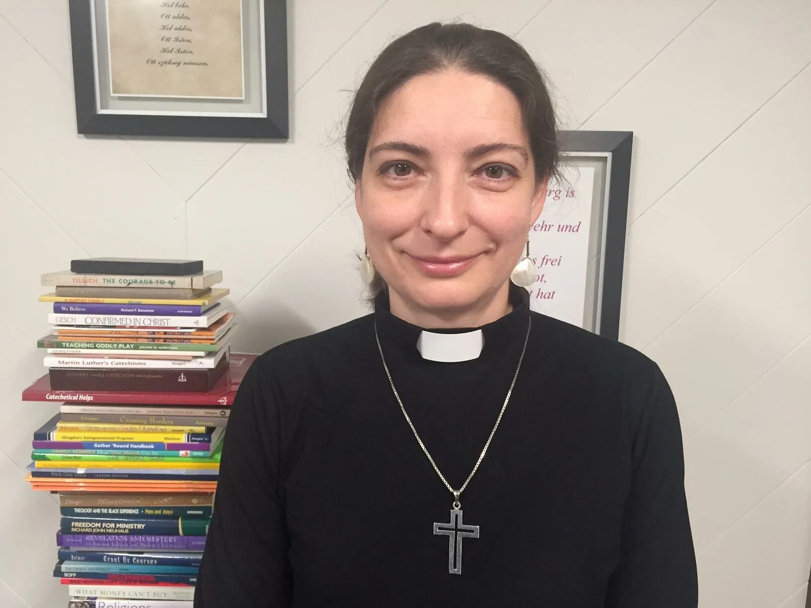 Пастор женщина. Антье якелен. Пастор девушек. Пастор девушек. Рубашка для пасторши женщины.