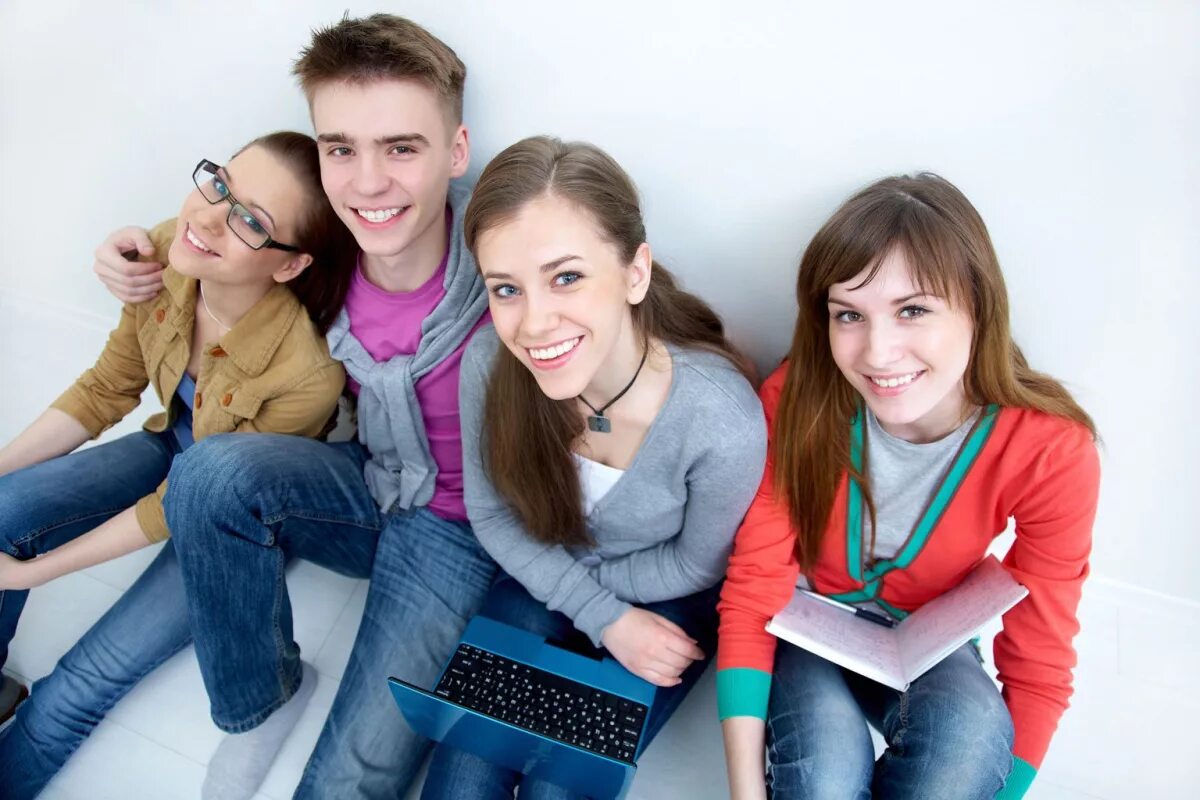 Радостные подростки. Школьники подростки. Молодежь старшего возраста. Юношеский возраст. Подросток со сверстниками.
