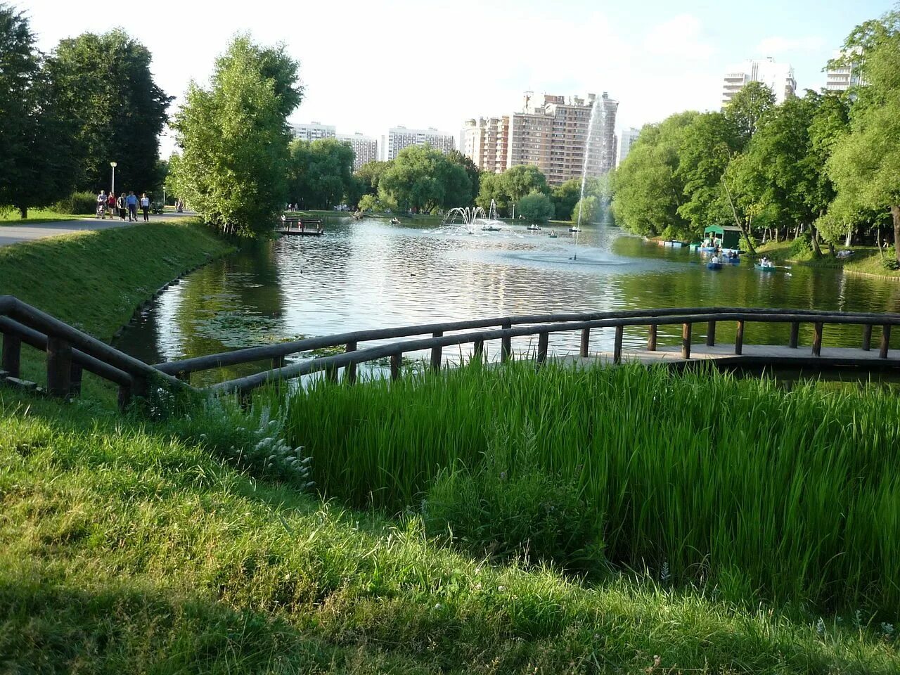 Городские парки москвы. Парк воронцово Москва Каскад прудов. Воронцовский пруд Москва Каскад прудов. Воронцовский пруд Измайлово. Пруд Московский парк.