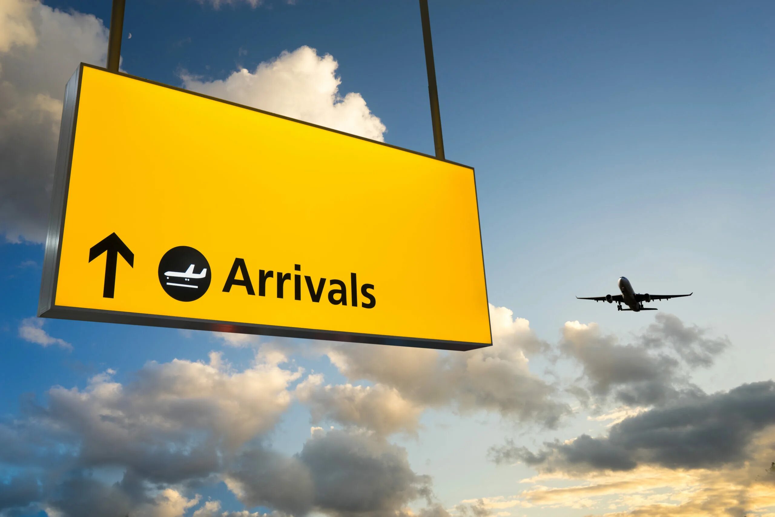 Arrive airport. Arrivals в аэропорту. аэропорт arrive. аэропорт arrive departure. arrive и depart в аэропорту.
