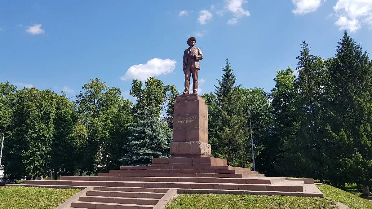 Ш мичуринск. Памятник Мичурину в Мичуринске. Манизер памятник Мичурину Мичуринск. Мичурин памятник ВДНХ. Площадь Мичурина Мичуринск.