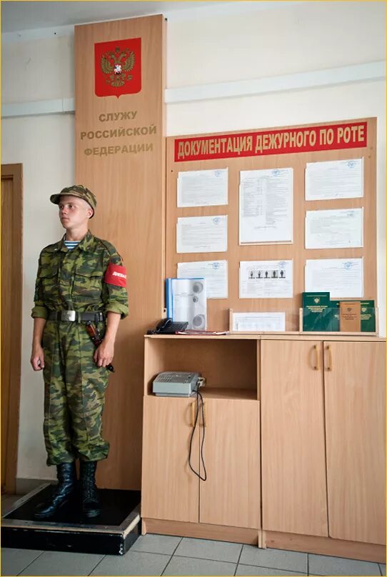 Тумба дневального по роте. Армия дневальный по роте. Вневальной пороте. Тумбочка дневального в армии.