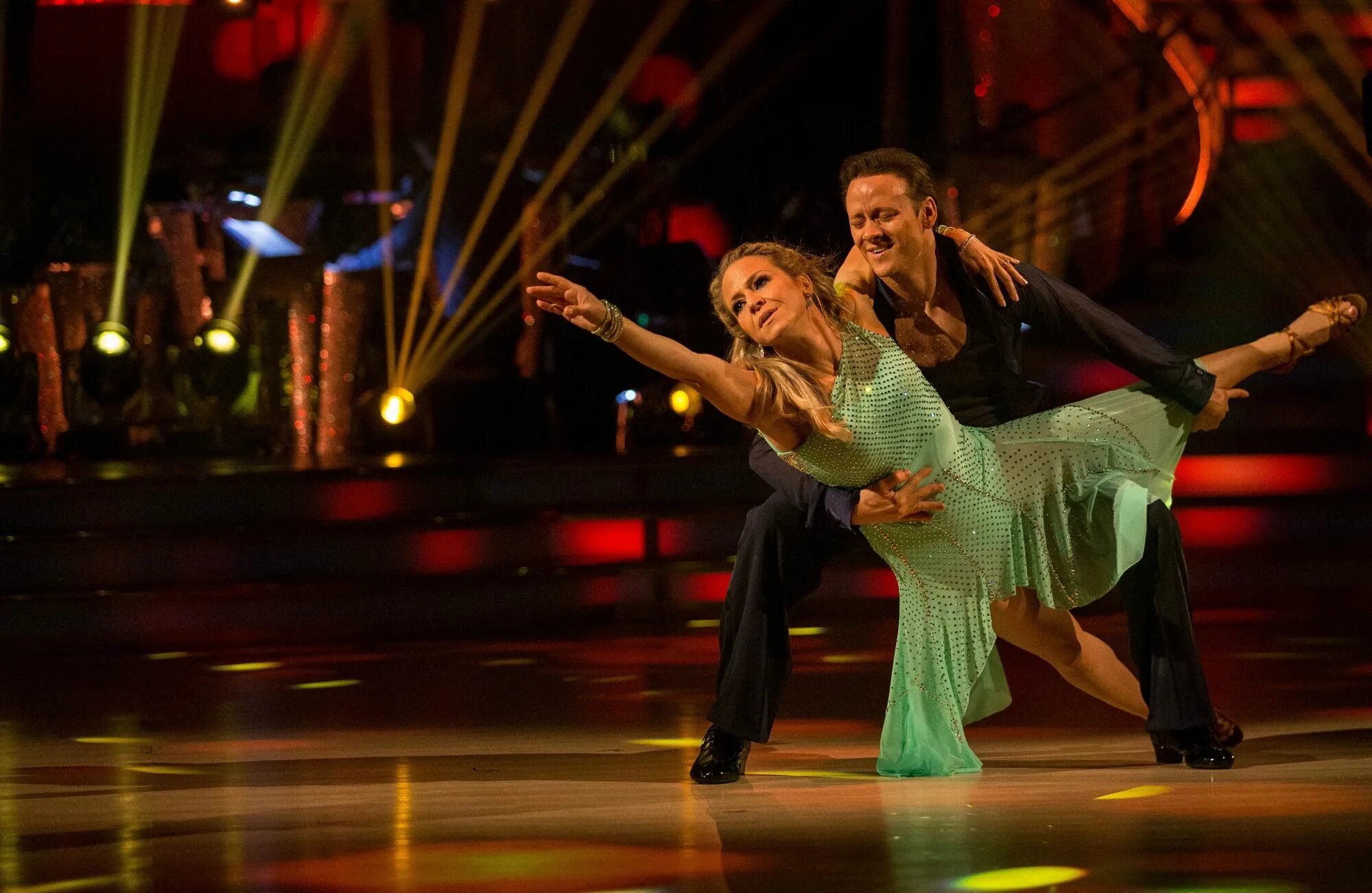 Пора танцевать фильм 2021. Танец под бит. Румба картинки. Strictly come dancing 2009. Бальные танцы румба.