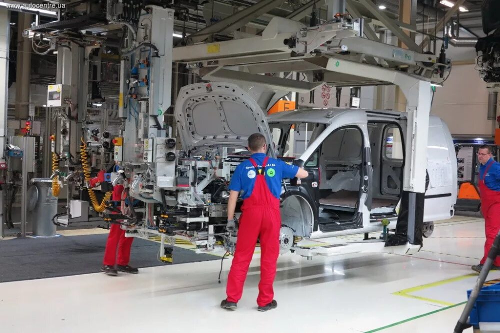 Машиностроение в италии фиат. Производство польши. Производство польши. Завод по производству запасных частей. Заводы в польше.