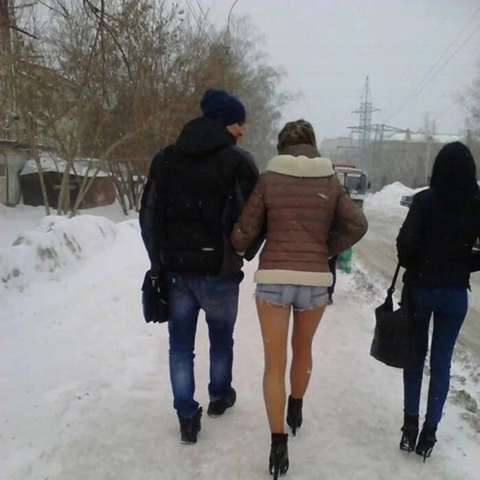Чтоб не мерзла. Девушка в шортах зимой. Парни в шортах зимой. Люди в куртках на улице. Тепло одетые девушки.
