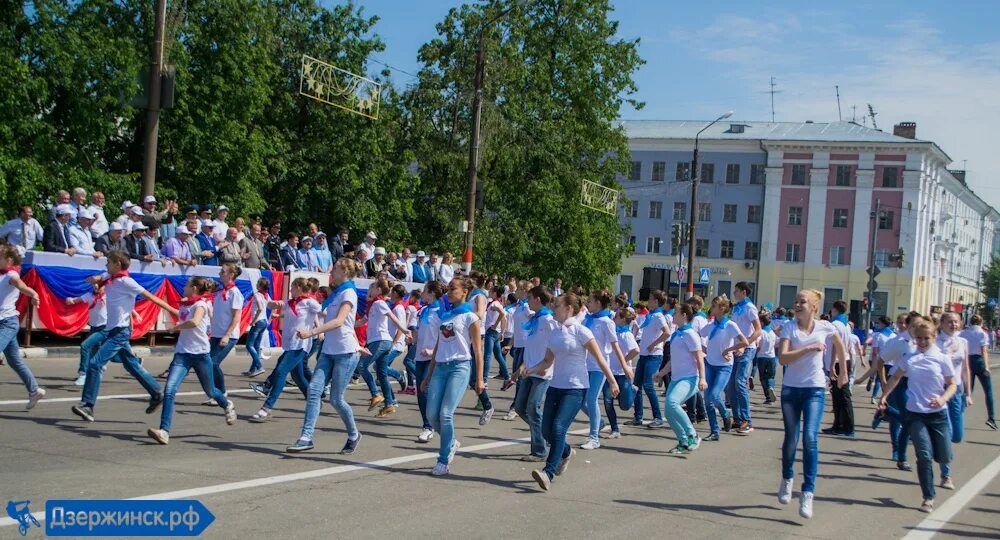 Погода дзержинск нижегородская по часам. Население Дзержинска Нижегородской. Дзержинск Нижегородская область праздник города. Население города Дзержинск Нижегородской области. Население города Дзержинск.