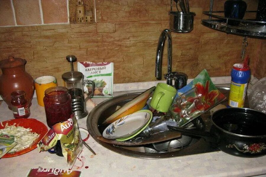 Почему посуда не мыта. Гора грязной посуды. Немытая посуда в раковине. Стол для грязной посуды. Много грязной посуды.