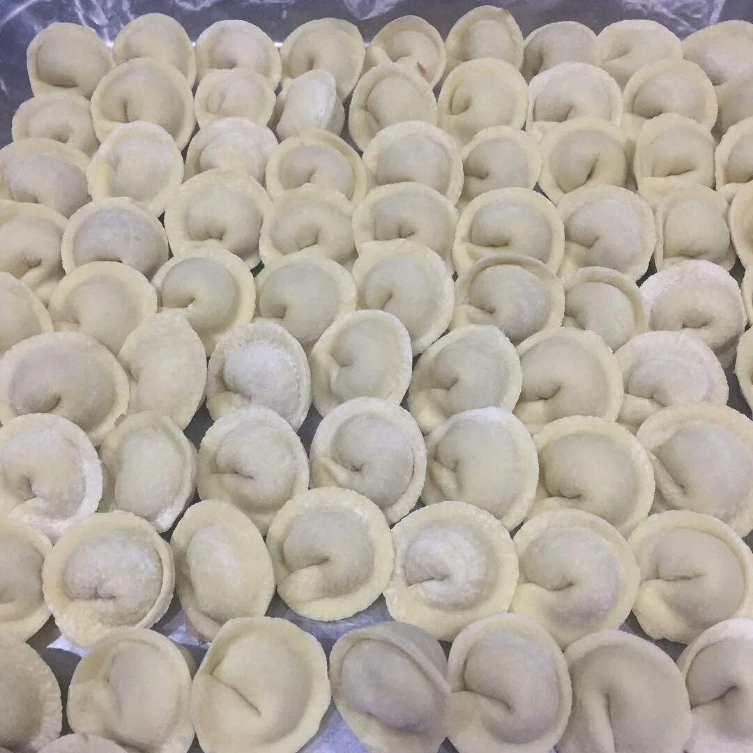 Пельмени ручной работы. Пельмени лядовские элитные. Полуфабрикаты ручной лепки. Красивые пельмени. Пельмени ручной работы.