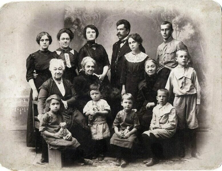 Семья рябковых. Семья кокоревых. купец кокорев. тотьма старые фотографии.