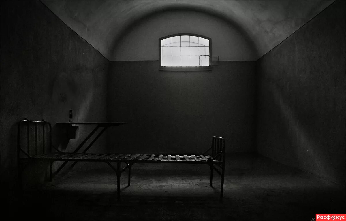 Тюремная камера. Камера в тюрьме. Тюремная комната. Темный карцер. Пустая хата