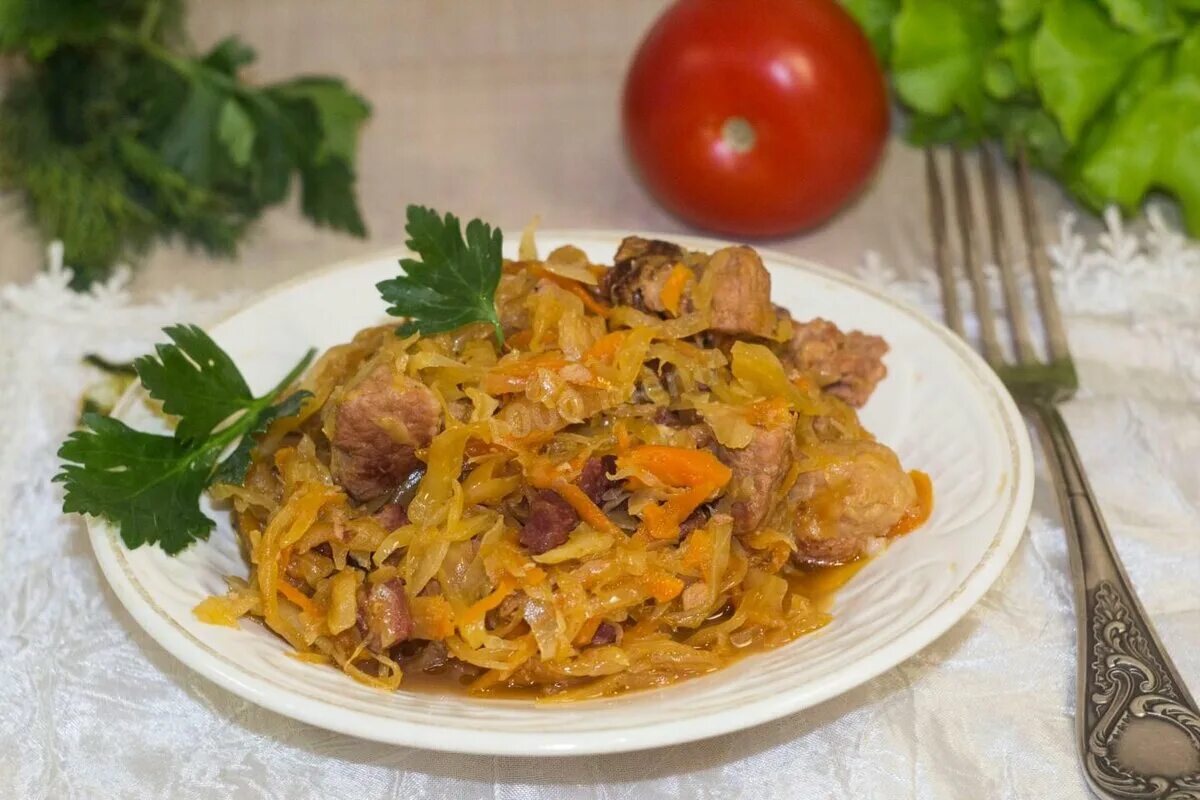 Квашеная капуста с курицей и картошкой. Капуста тушеная бигус. бигус с говядиной. бигус с квашеной капустой рецепт. бигус с мясом.