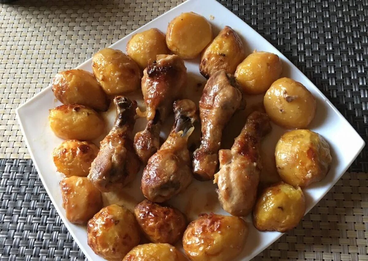 Хрустящие куриные ножки в духовке с картошкой. Куриные ножки с картошкой. куриные ножки в духовке. куриные ножки запеченные в духовке с картошкой. куриные ножки запеченные с картофелем.