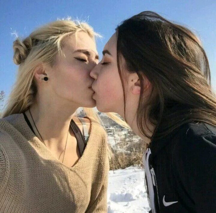 Lesbian part 1. Поцелуй двух подруг. Девушки целуются. Две девочки с языком.