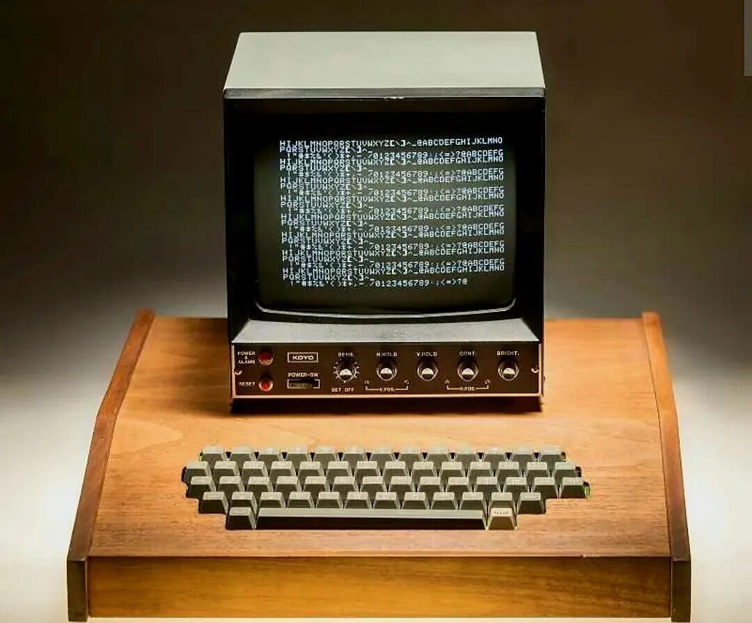 Что делал первый компьютер. Первый компьютер Аппле 1. Компьютер Эппл 1976. Самый первый компьютер Эппл. Эппл 1 компьютер.